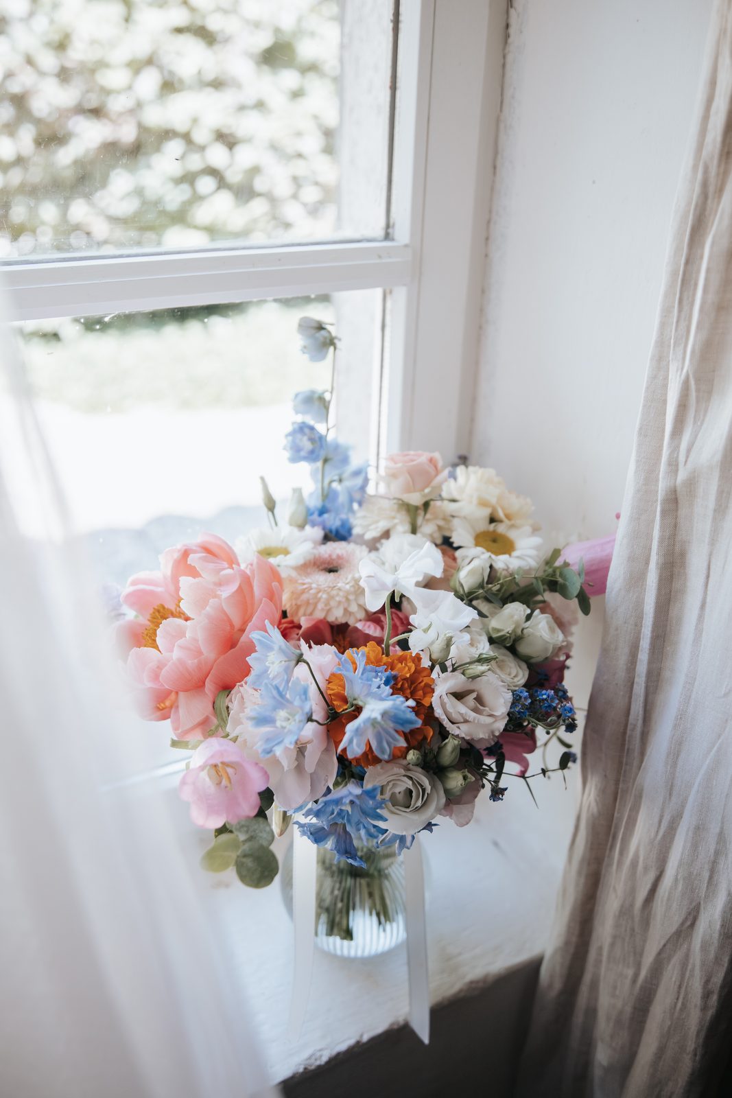 Bouquet de mariée en lumière de fenêtre