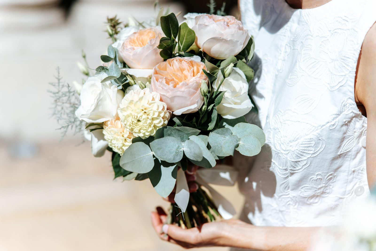 Bouquet de mariée aux tons pêche et crème