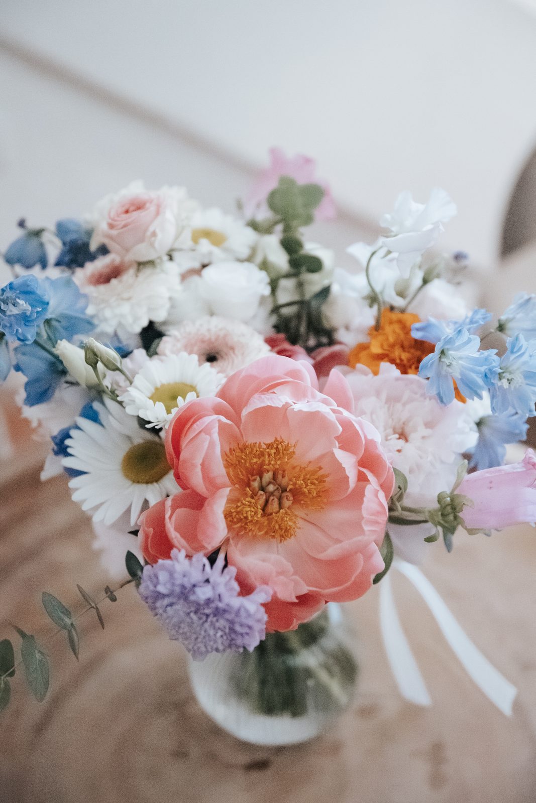 Bouquet aux tons corail et bleu