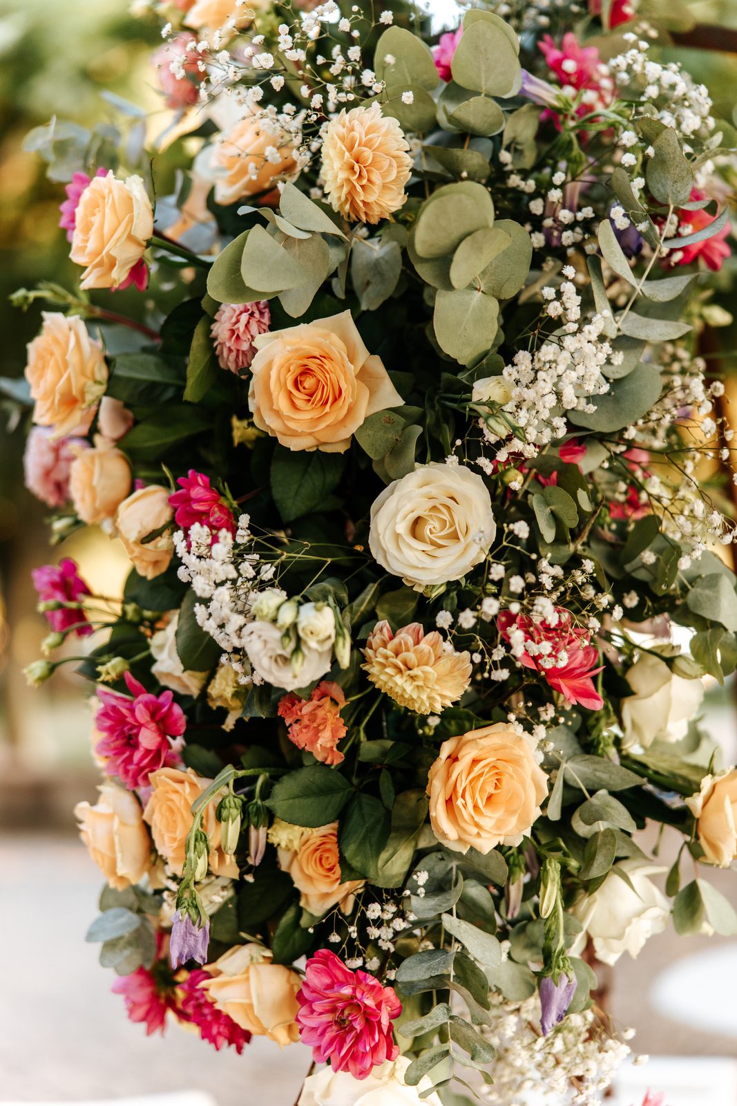 Composition florale de cérémonie — roses et dahlias